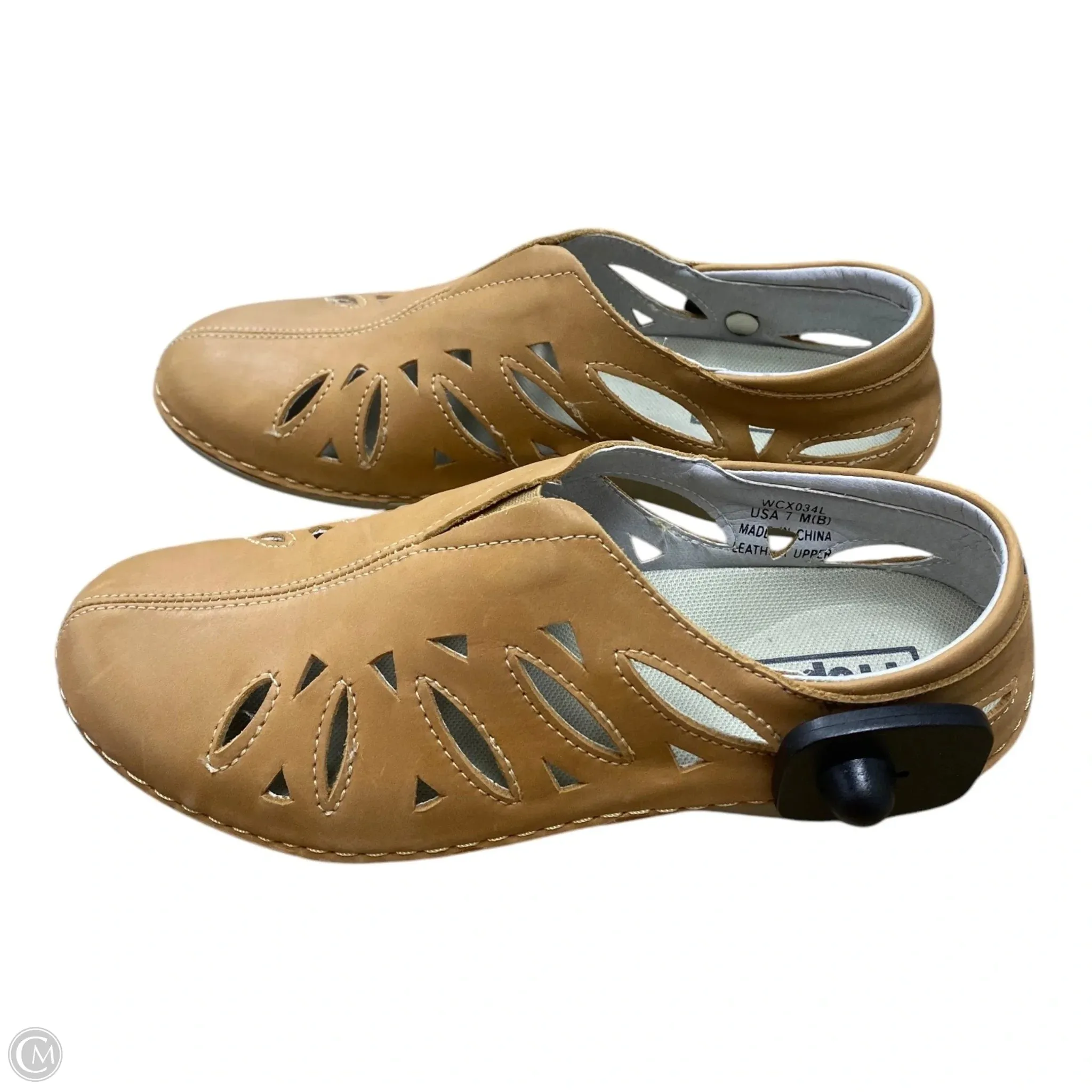 Shoes Flats By Propet In Tan, Size: 7