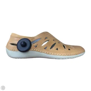 Shoes Flats By Propet In Tan, Size: 7
